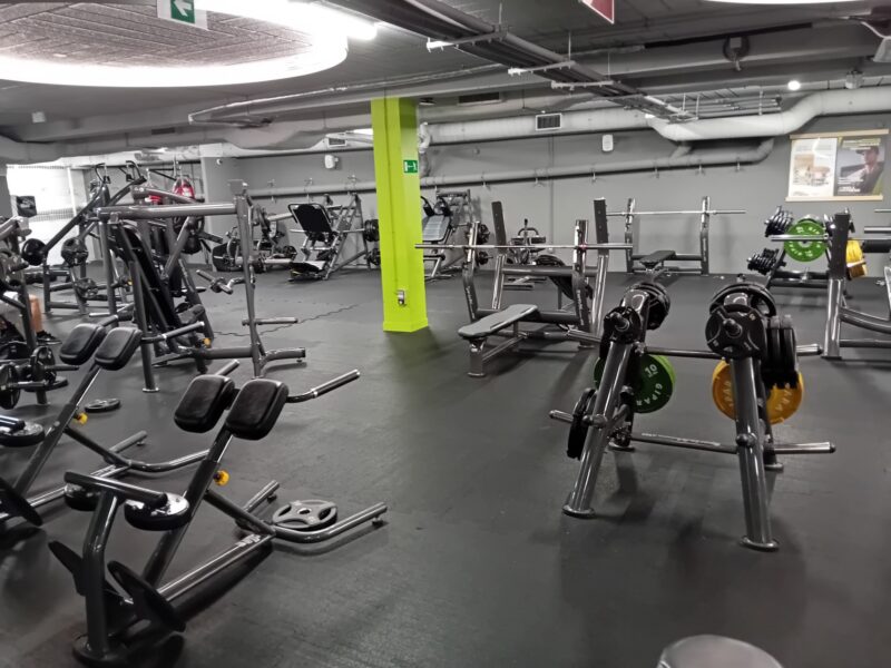 Strefa maszyn stosowych w Well Fitness Ursynów – sprzęt siłowy dla początkujących i zaawansowanych na Ursynowie