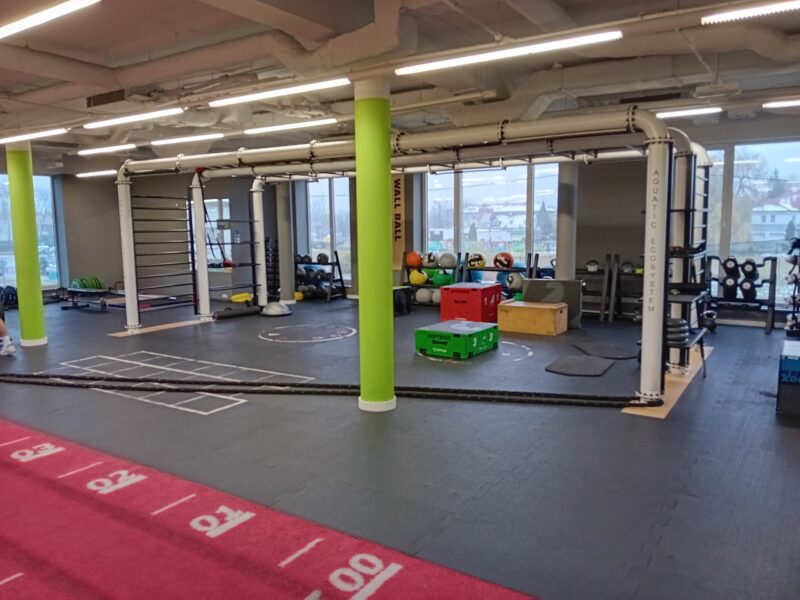 Strefa cross training lub funkcjonalna w Well Fitness Ursynów – otwarta przestrzeń do wszechstronnych ćwiczeń w Warszawie