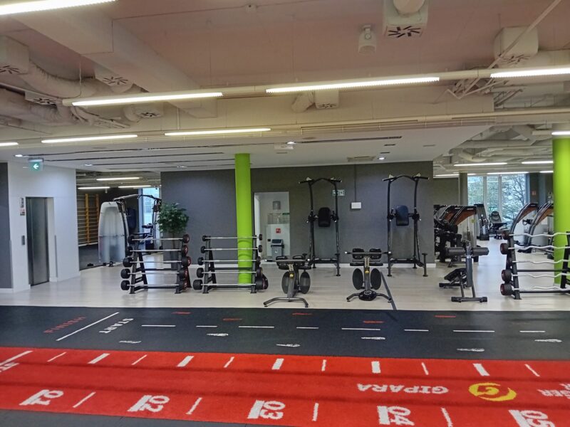 Strefa cross training lub funkcjonalna w Well Fitness Ursynów – otwarta przestrzeń do wszechstronnych ćwiczeń w Warszawie