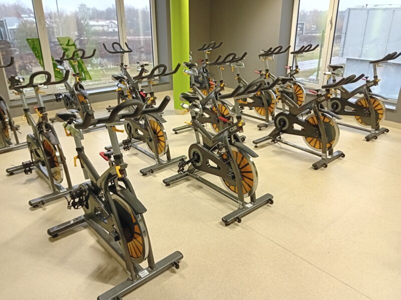 Sala fitness / spinning w Well Fitness Ursynów – rowery treningowe w klubie fitness na Ursynowie