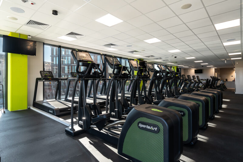 Strefa cardio z rowerkami treningowymi w Well Fitness Łódź – Brama Miasta
