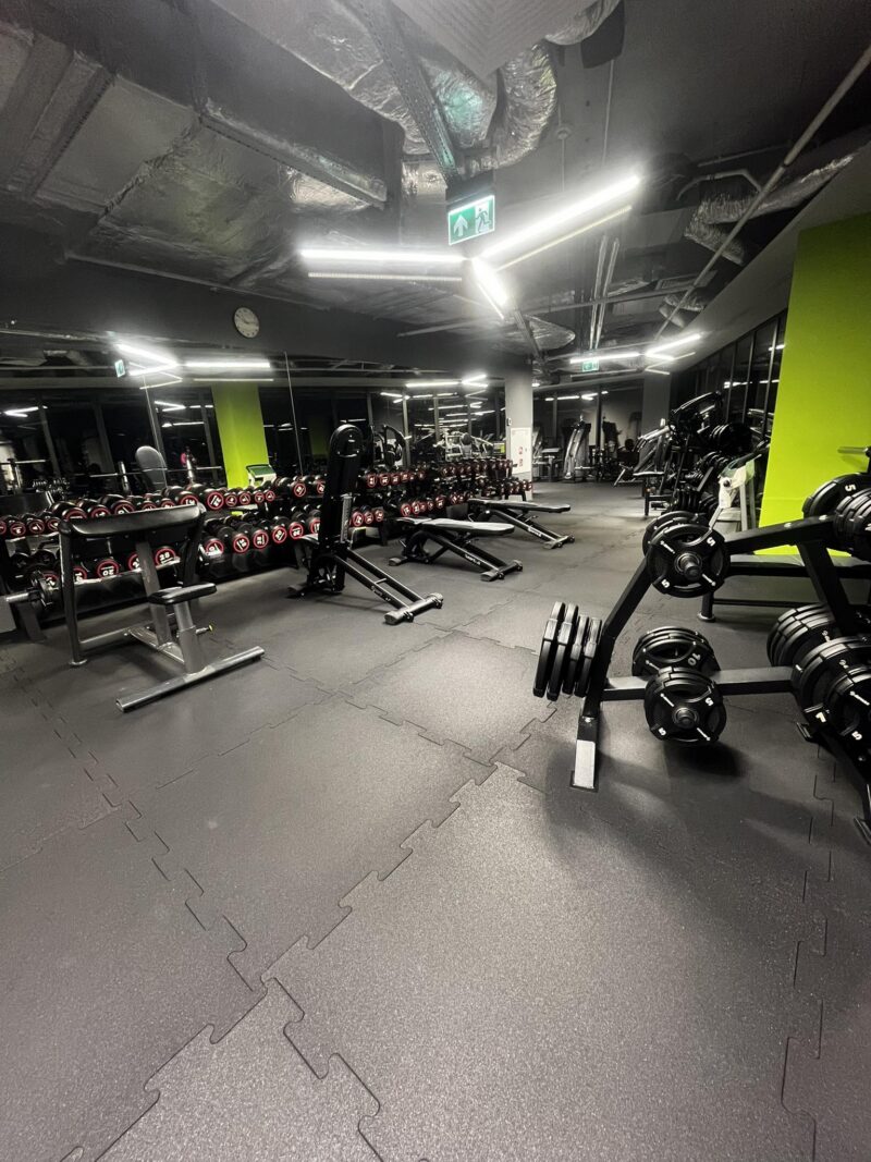 Strefa wolnych ciężarów w siłowni Well Fitness Łódź Imagine – hantle, sztangi i ławki.