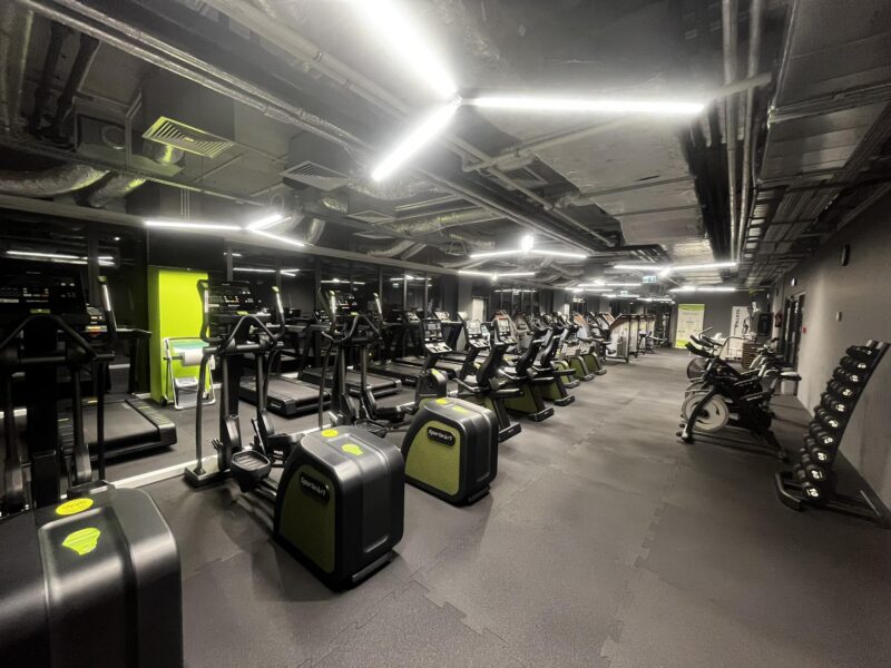 Strefa cardio w Well Fitness Łódź Imagine – nowoczesne maszyny i przestronna sala.