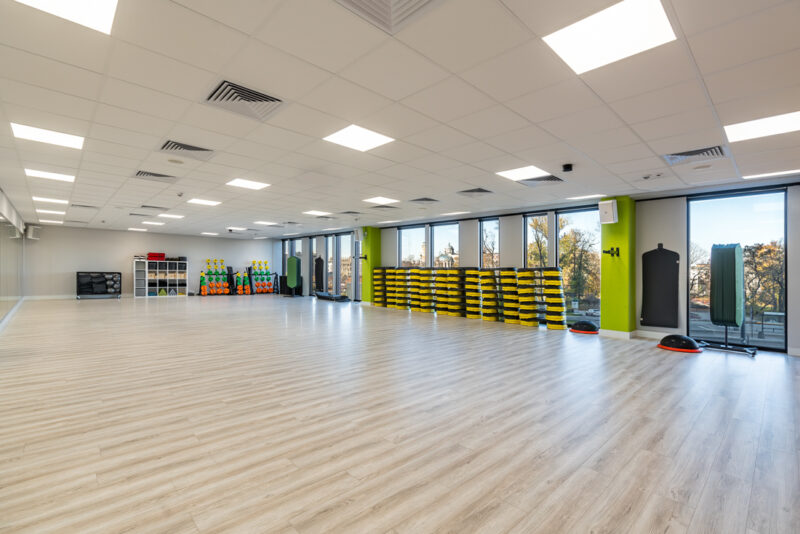 Nowoczesna sala fitness do zajęć grupowych w Well Fitness Łódź – Brama Miasta