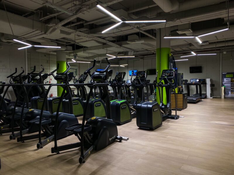 Otwarta przestrzeń ze sprzętem cardio – rowerki treningowe Well Fitness Półwiejska