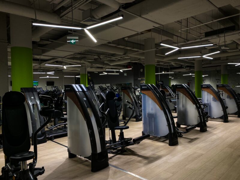 Maszyny siłowe w klubie Well Fitness Poznań Półwiejska