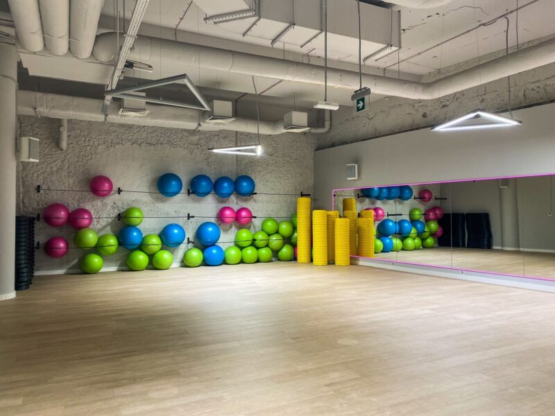Akcesoria do ćwiczeń w sali fitness – piłki, obciążenia i drobny sprzęt