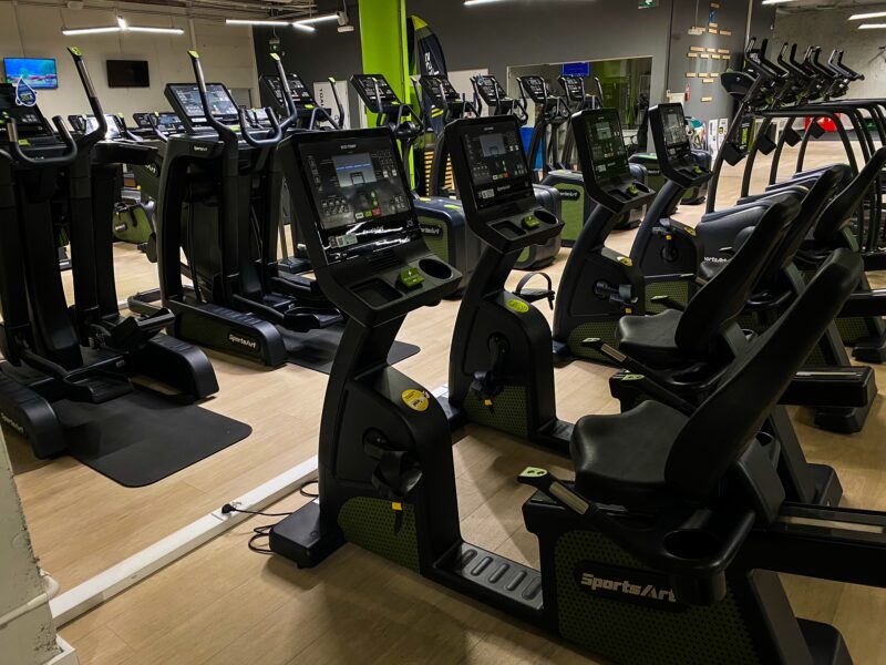 Maszyny cardio w strefie treningowej – siłownia Półwiejska Poznań