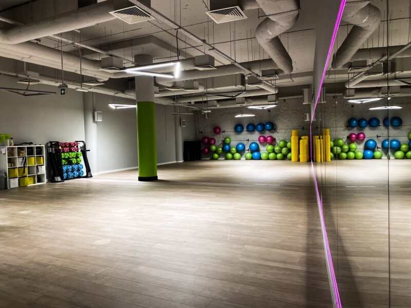 Sala fitness z lustrami na ścianie – Well Fitness Poznań Półwiejska