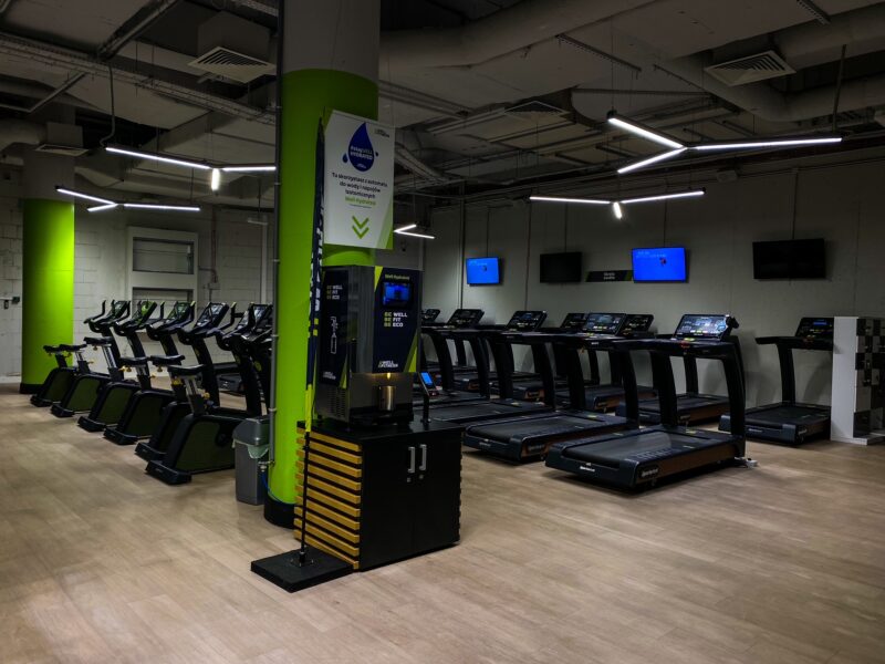 Przestrzeń z bieżniami w Well Fitness Półwiejska Poznań