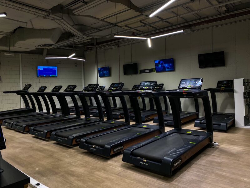 Bieżnie w strefie cardio – siłownia Poznań Półwiejska
