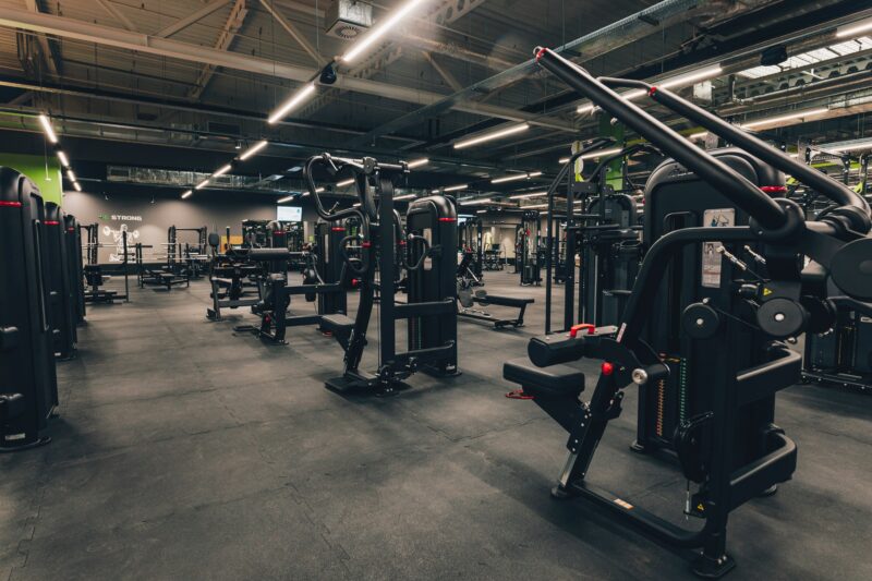 Strefa maszyn siłowych w klubie Well Fitness