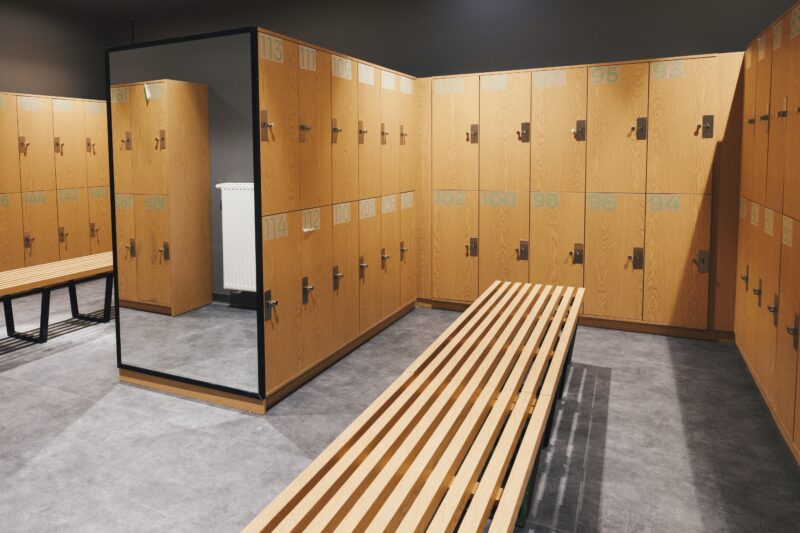 Szatnia z szafkami na rzeczy osobiste w klubie Well Fitness Gdańsk Oliwa