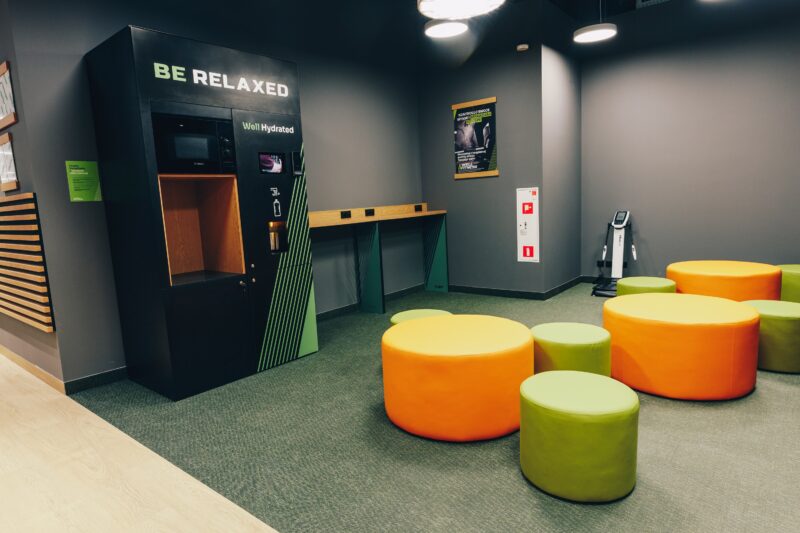 Strefa relaksu z maszyną Well Hydrated do nawodnienia w klubie Well Fitness Gdańsk Oliwa