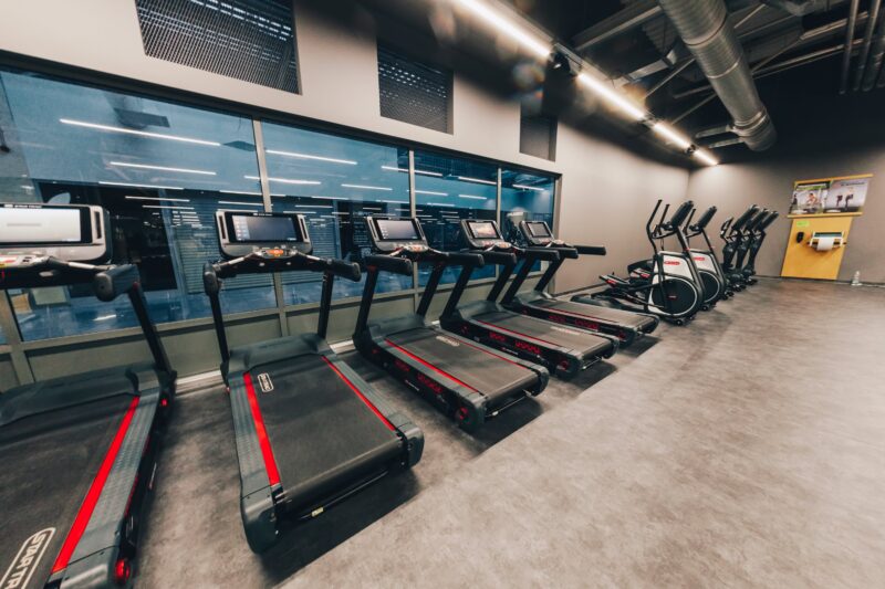 Nowoczesne bieżnie w strefie cardio w Well Fitness Gdańsk Oliwa