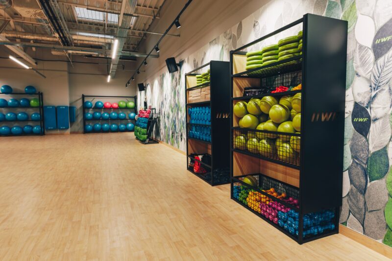 Sala fitness z bogatym wyposażeniem: piłki, hantle, maty – Well Fitness Gdańsk Oliwa