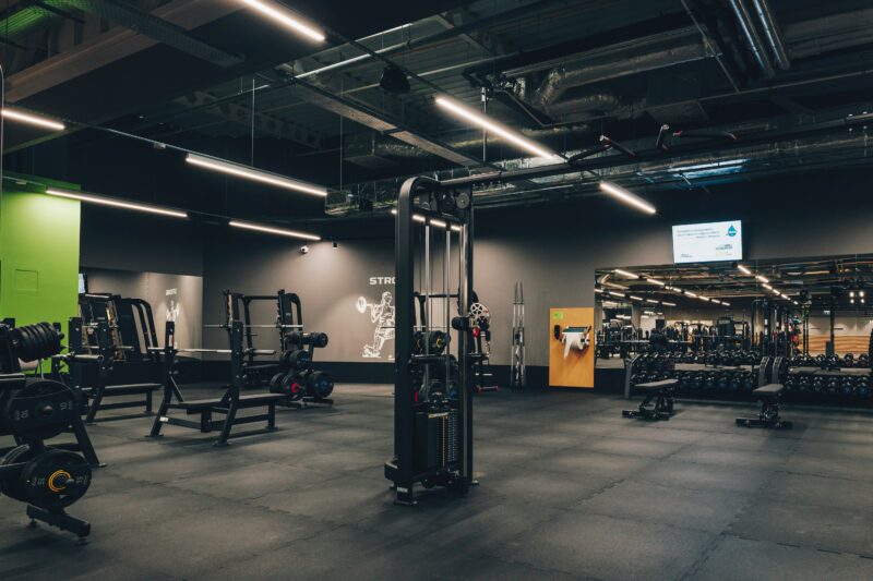 Wolna przestrzeń w strefie ciężarów do treningu siłowego w Well Fitness Gdańsk Oliwa