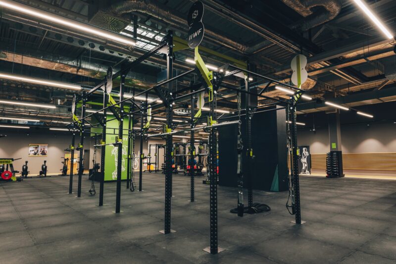 Bramka treningowa do podciągania i ćwiczeń siłowych – widok z innej perspektywy w klubie Well Fitness Gdańsk Oliwa