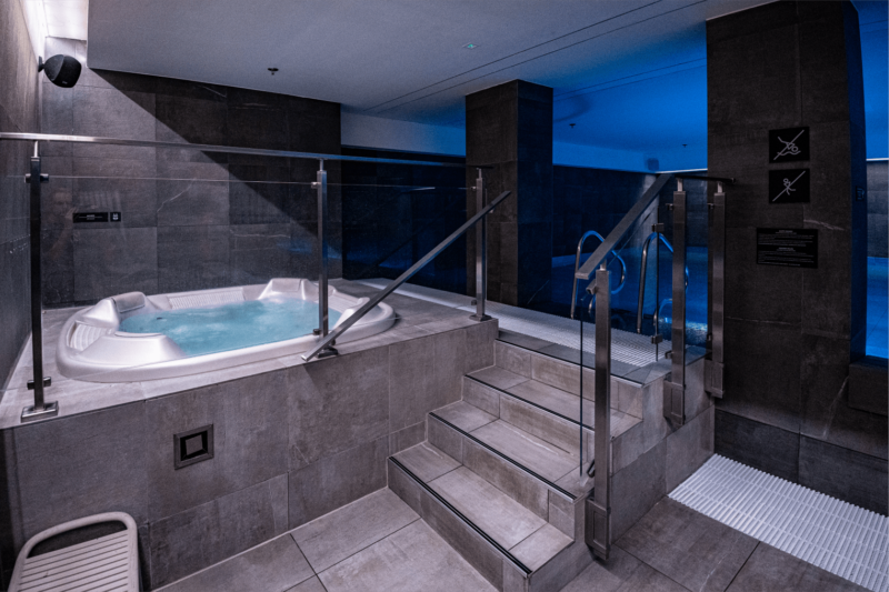 Jacuzzi z hydromasażem w klubie Well Fitness Podwale OVO – strefa wellness