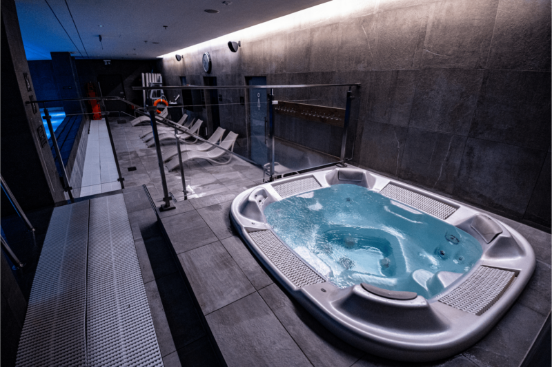 Jacuzzi w strefie wellness Well Fitness Podwale OVO