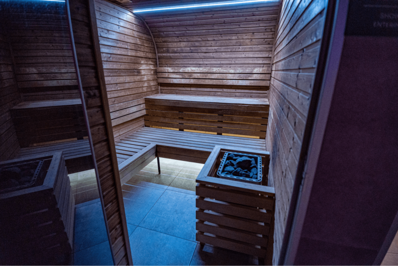 Sauna w strefie wellness Well Fitness Podwale OVO – idealne miejsce na regenerację po treningu