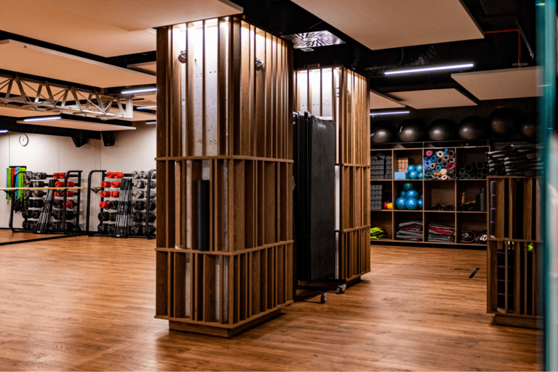 Nowoczesna sala fitness z lustrami i sprzętem w klubie Well Fitness Podwale OVO