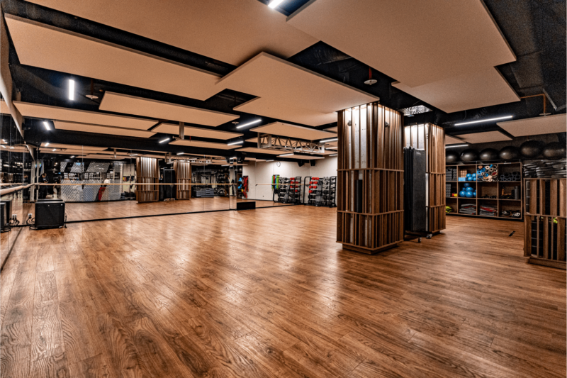 Sala fitness w Well Fitness Podwale OVO – przestrzeń do treningu grupowego