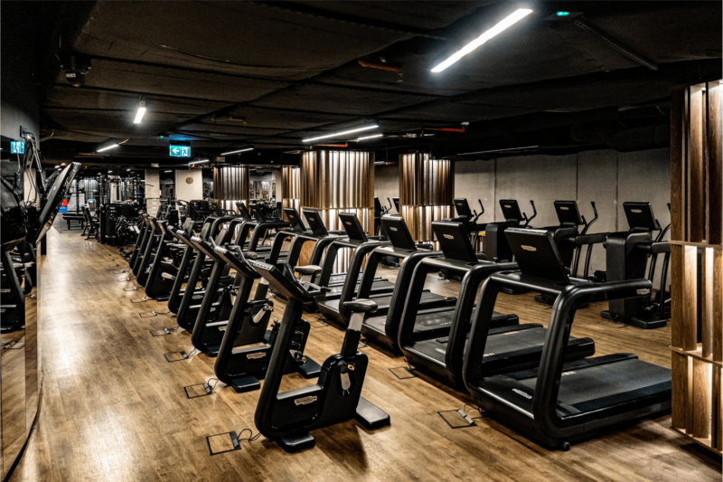 Strefa cardio w Well Fitness Podwale OVO – bieżnie i rowerki treningowe