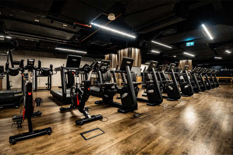 Strefa cardio Well Fitness Podwale OVO – bieżnie, orbitreki i rowerki w nowoczesnej przestrzeni