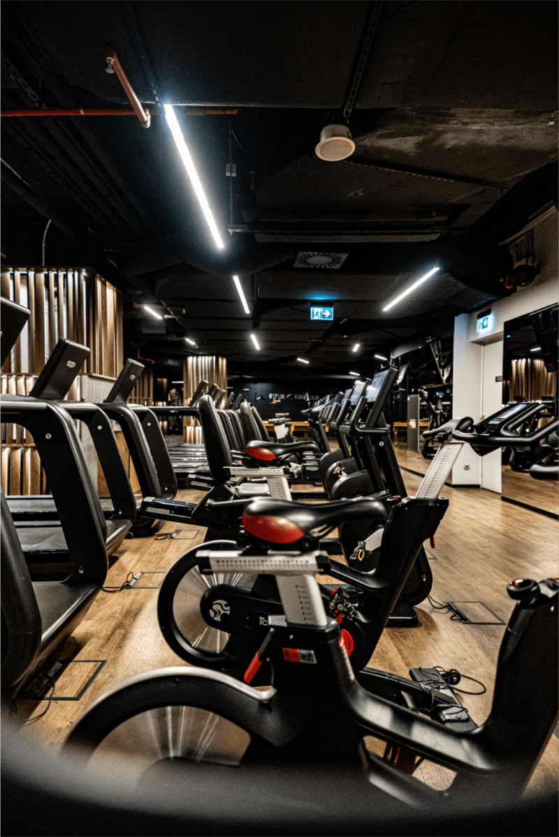 Strefa cardio w Well Fitness Podwale OVO – rowerki stacjonarne i sprzęt cardio