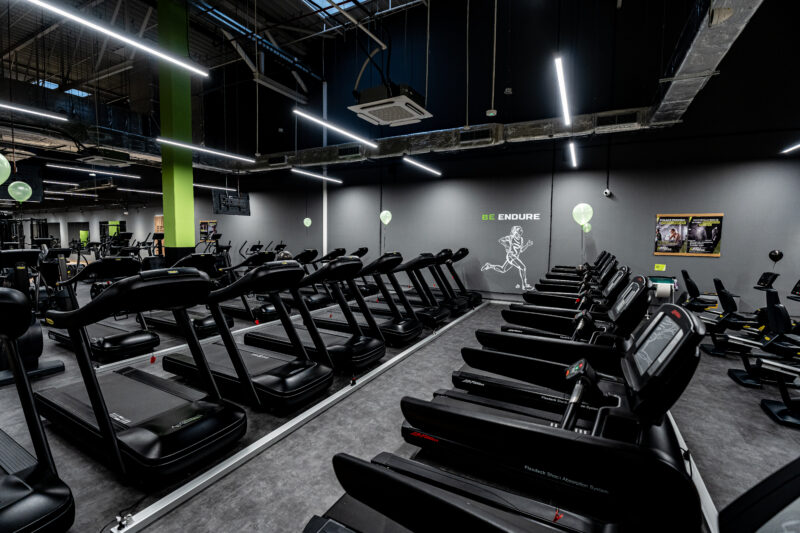 Maszyny cardio w klubie Well Fitness – bieżnie, orbitreki i rowerki