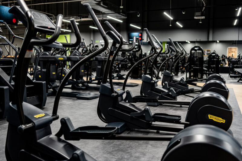 Maszyny cardio w klubie Well Fitness – bieżnie, orbitreki i rowerki