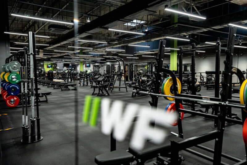 Nowoczesne wnętrze siłowni Well Fitness