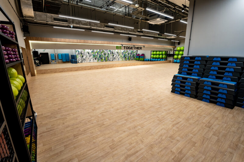 Klimatyczna sala fitness do zajęć grupowych