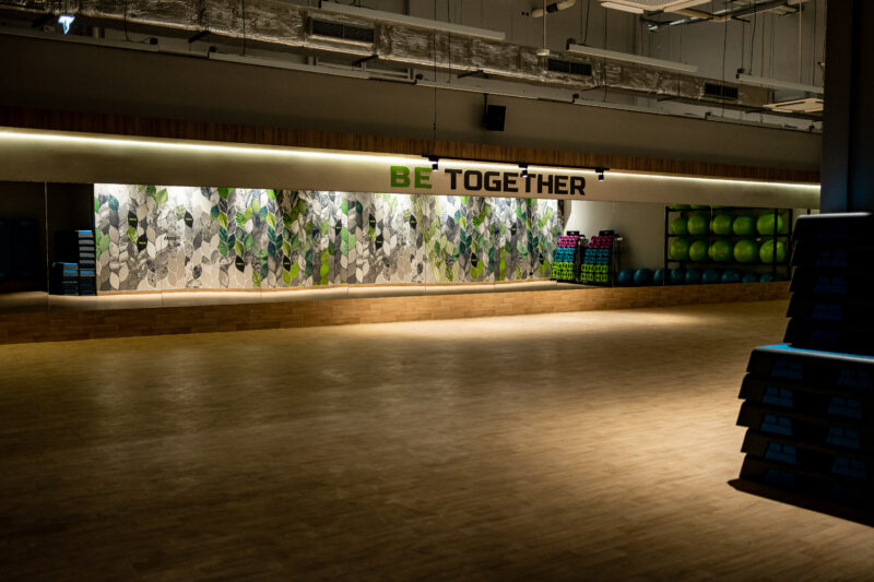 Klimatyczna sala fitness do zajęć grupowych