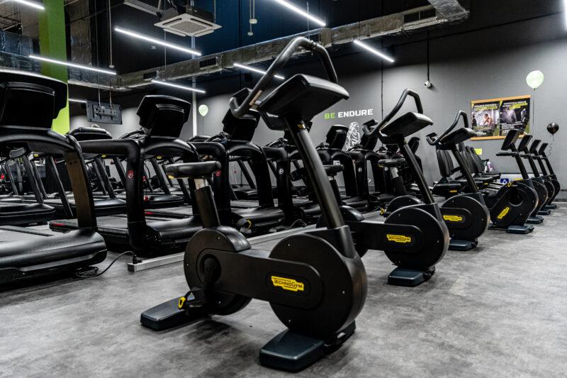 Maszyny cardio w klubie Well Fitness – bieżnie, orbitreki i rowerki