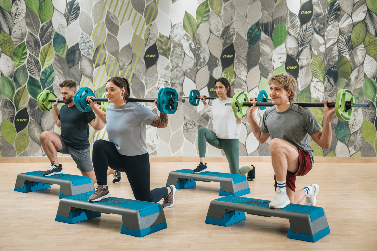 grupa ludzi cwiczacych na silowni well fitness