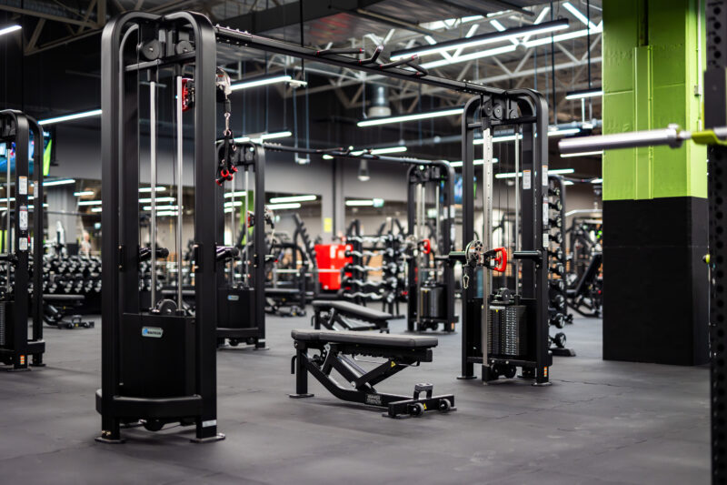 wnętrze siłowni Well Fitness