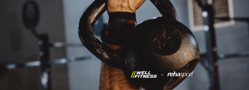 Męska ręka unosząca kettlebell podczas treningu siłowego